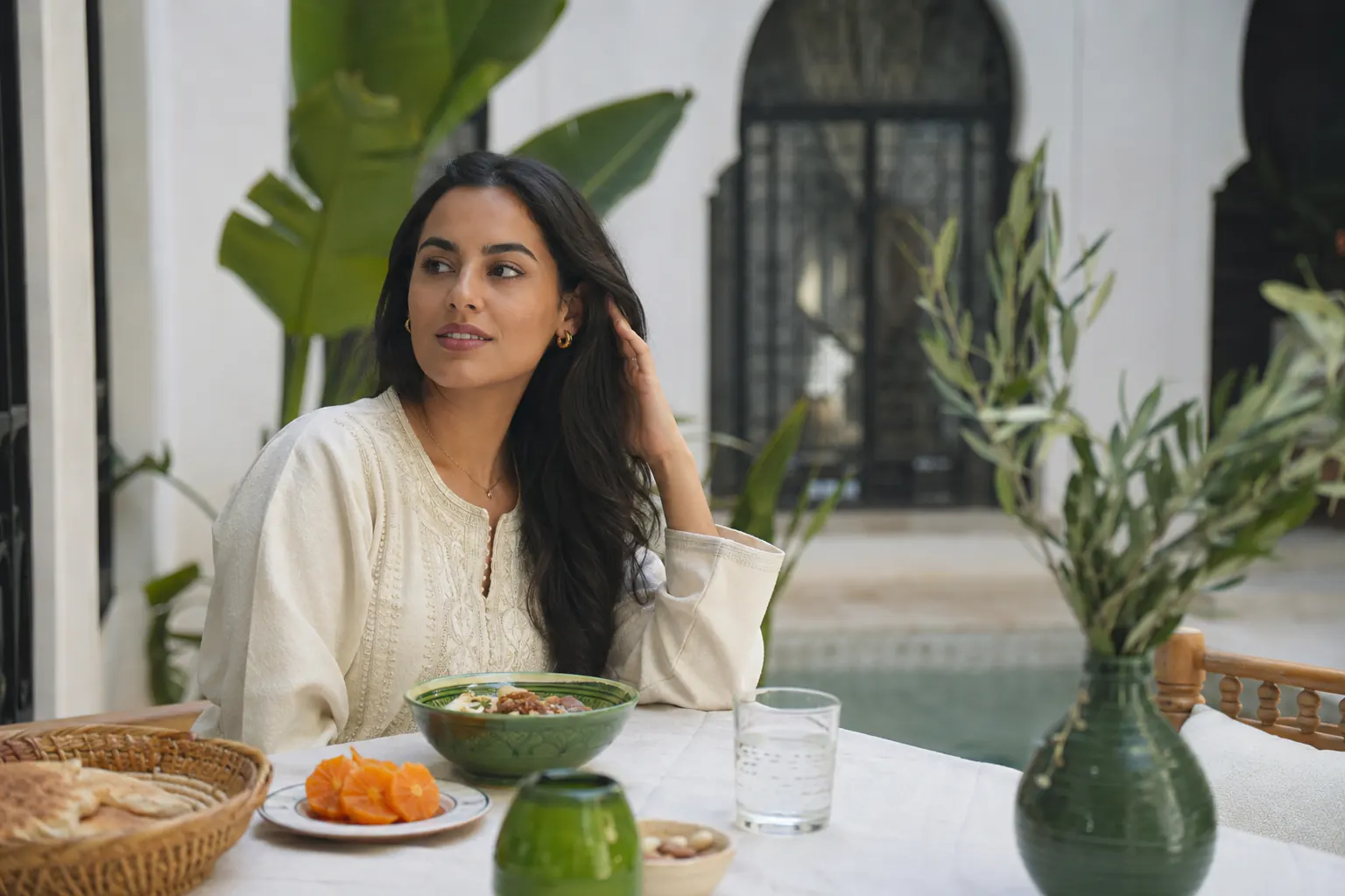 Femme à une table de petit-déjeuner dans un riad contemporain