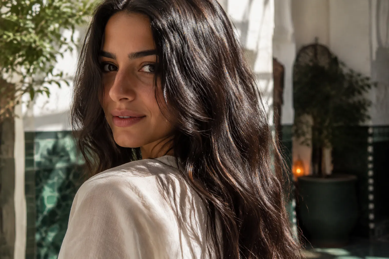 Femme aux longs cheveux brillants éclairés par la lumière naturelle
