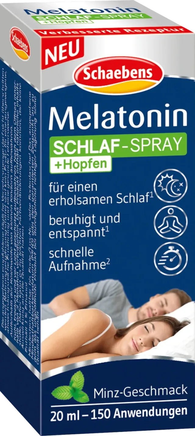 Une boîte de Schaebens - Mélatonine Spray Sommeil, 20 ml avec les détails du produit et les icônes est montrée, avec un couple au lit. Ce spray aromatisé à la menthe et à l'extrait de houblon offre une solution melatonine maroc pour un sommeil réparateur.