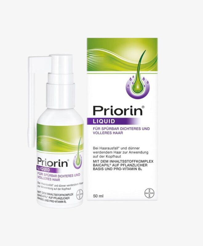 Une bouteille de Priorin - Liquide Anti-Chute de Cheveux, 50 ml avec une bouteille d'eau dessus.