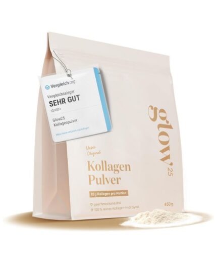Un sac beige étiqueté "Glow25® Collagen Peptides Hydrolysés Premium - 450g" avec une étiquette de prix bleue et blanche, un peu de poudre de collagène renversée sur le devant.