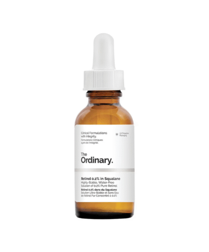 Un flacon compte-gouttes en verre brun étiqueté "The Ordinary - Rétinol 0,2% dans du Squalane, 30 ml" est représenté sur un fond blanc.