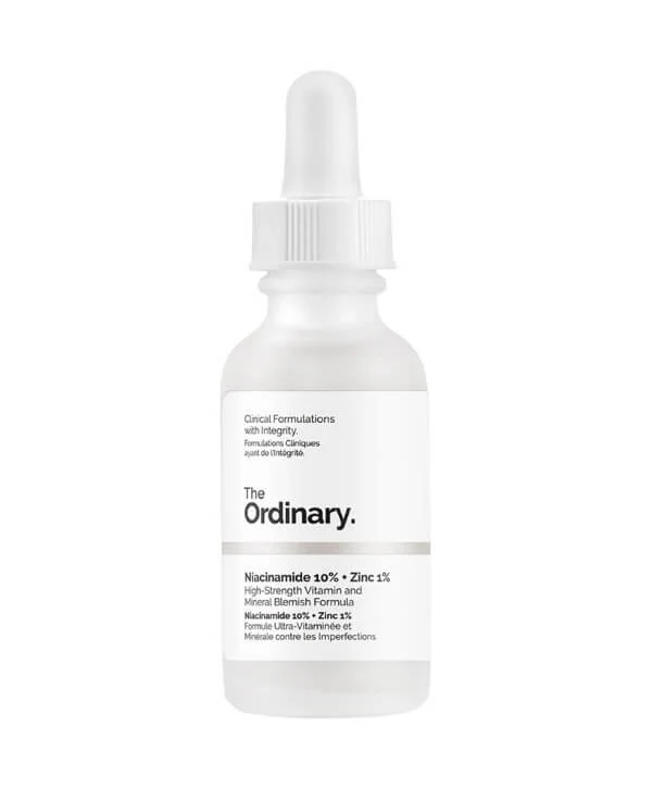 The-Ordinary-–-Niacinamide-10-Zinc-1-1.webp Un flacon compte-gouttes blanc de 30 ml étiqueté "The Ordinary - Niacinamide 10% + Zinc 1%" - une formule vitaminique et minérale très puissante contre les imperfections.