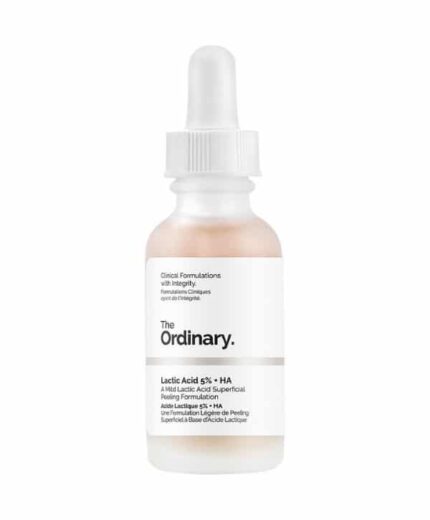 Un flacon transparent de The Ordinary - Acide Lactique 5% + HA 2%, 30 ml, avec un bouchon compte-gouttes blanc et une étiquette blanche.