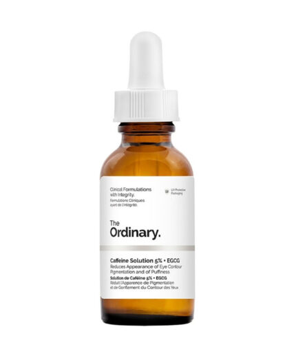 Un flacon compte-gouttes en verre brun étiqueté "The Ordinary - Solution à la Caféine 5% + EGCG, 30 ml", conçu pour réduire la pigmentation et les poches autour des yeux.